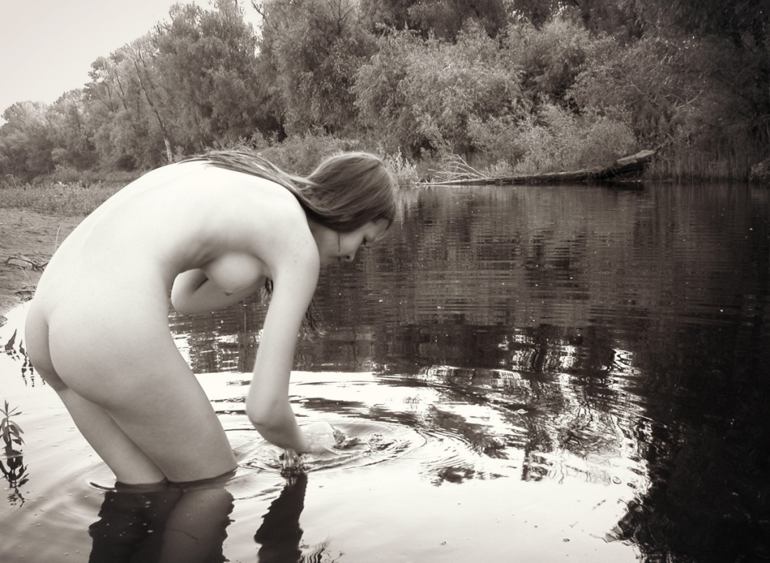 Зрелая позирует на природе