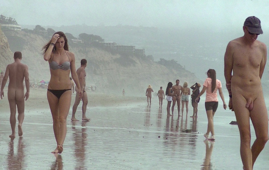 Одетые девки развлекаются с голым парнем