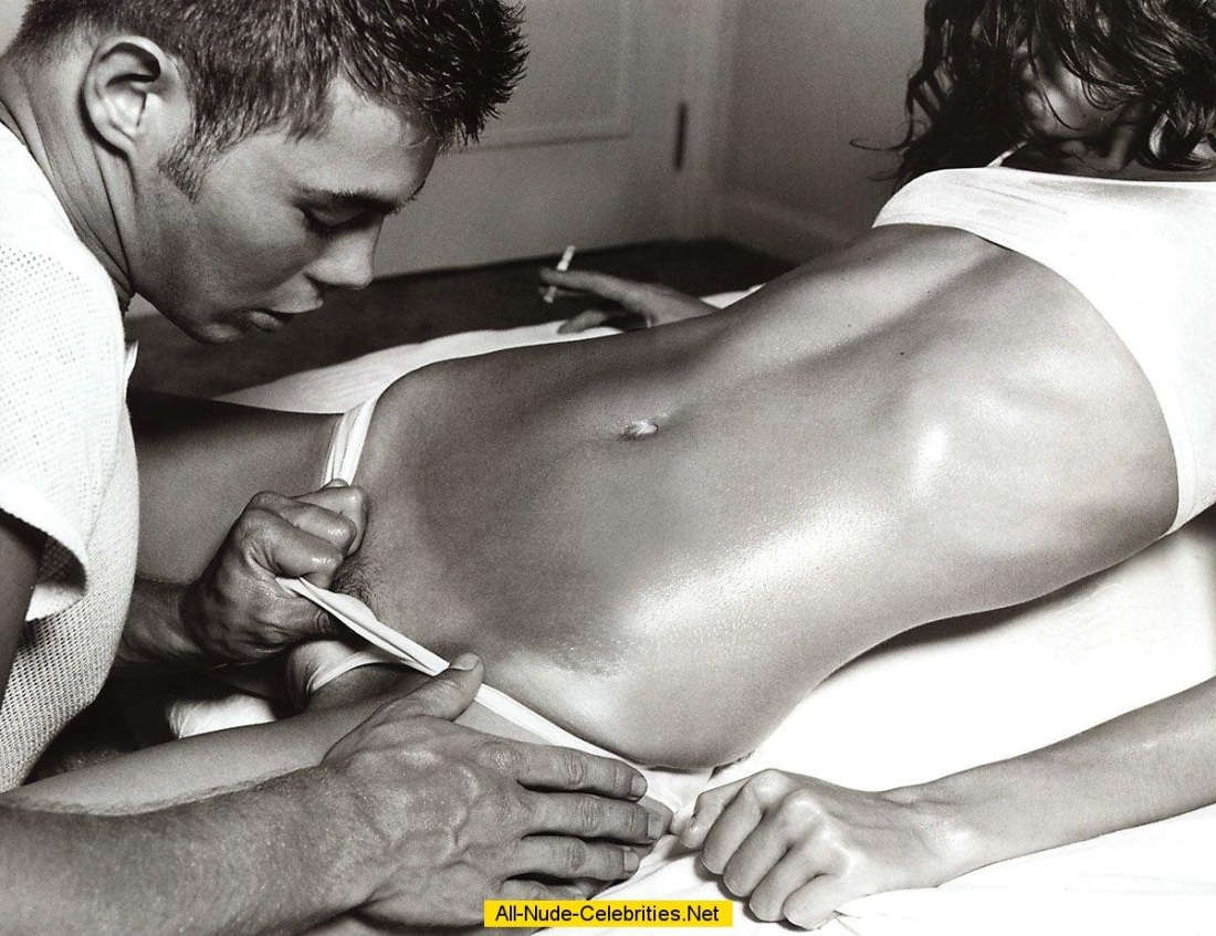 Мужской член под душем