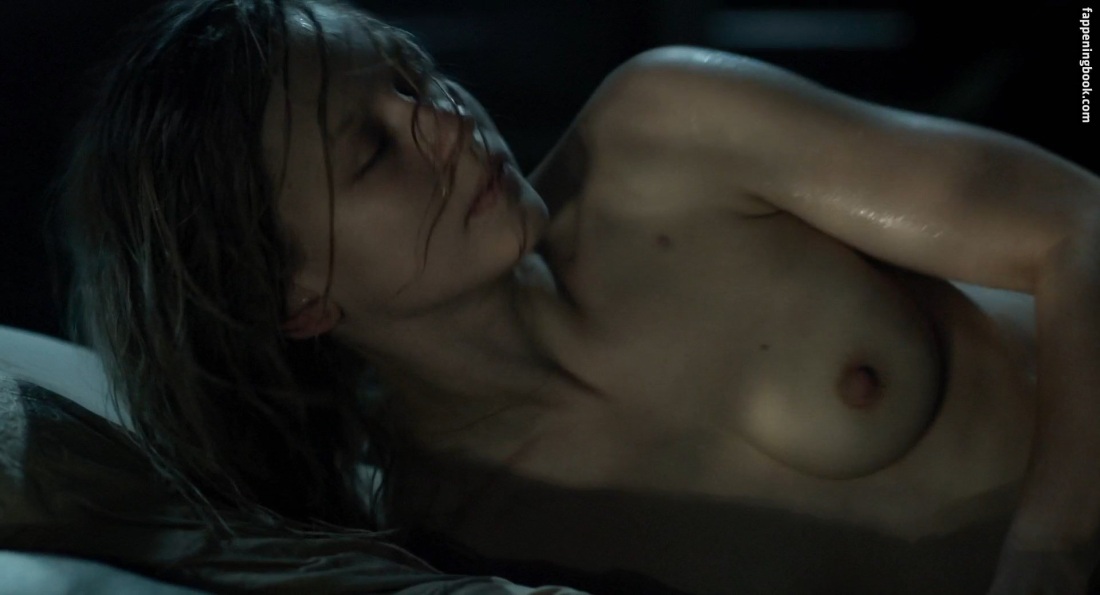 Голая Юлия Михалкова в чулочках