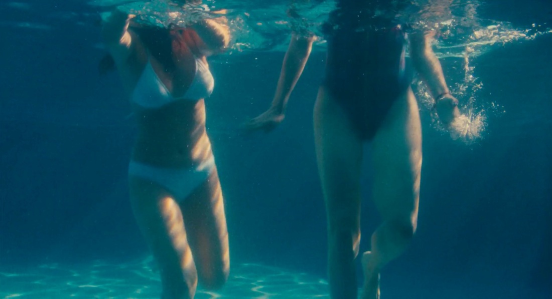 Молодая брюнетка с маленькими сиськами