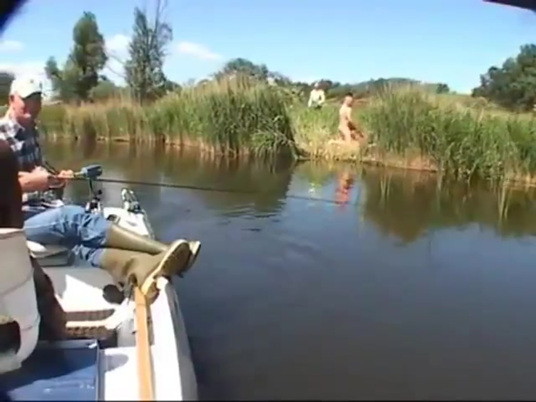 Голые девчонки на рыбалке