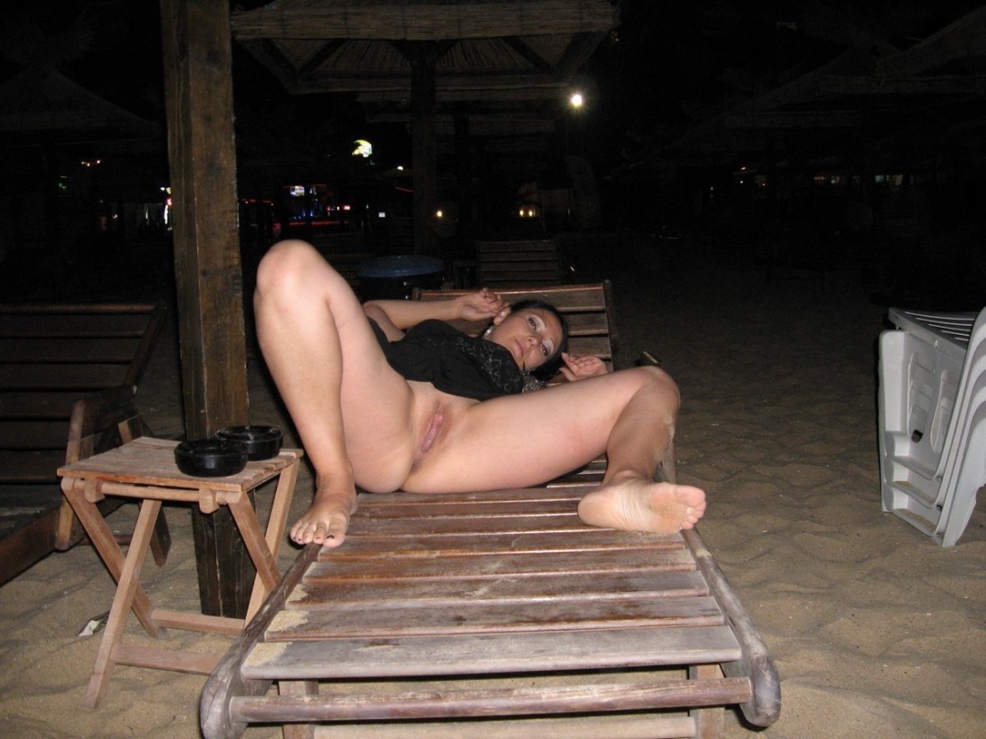 Голые телочки в подъезде