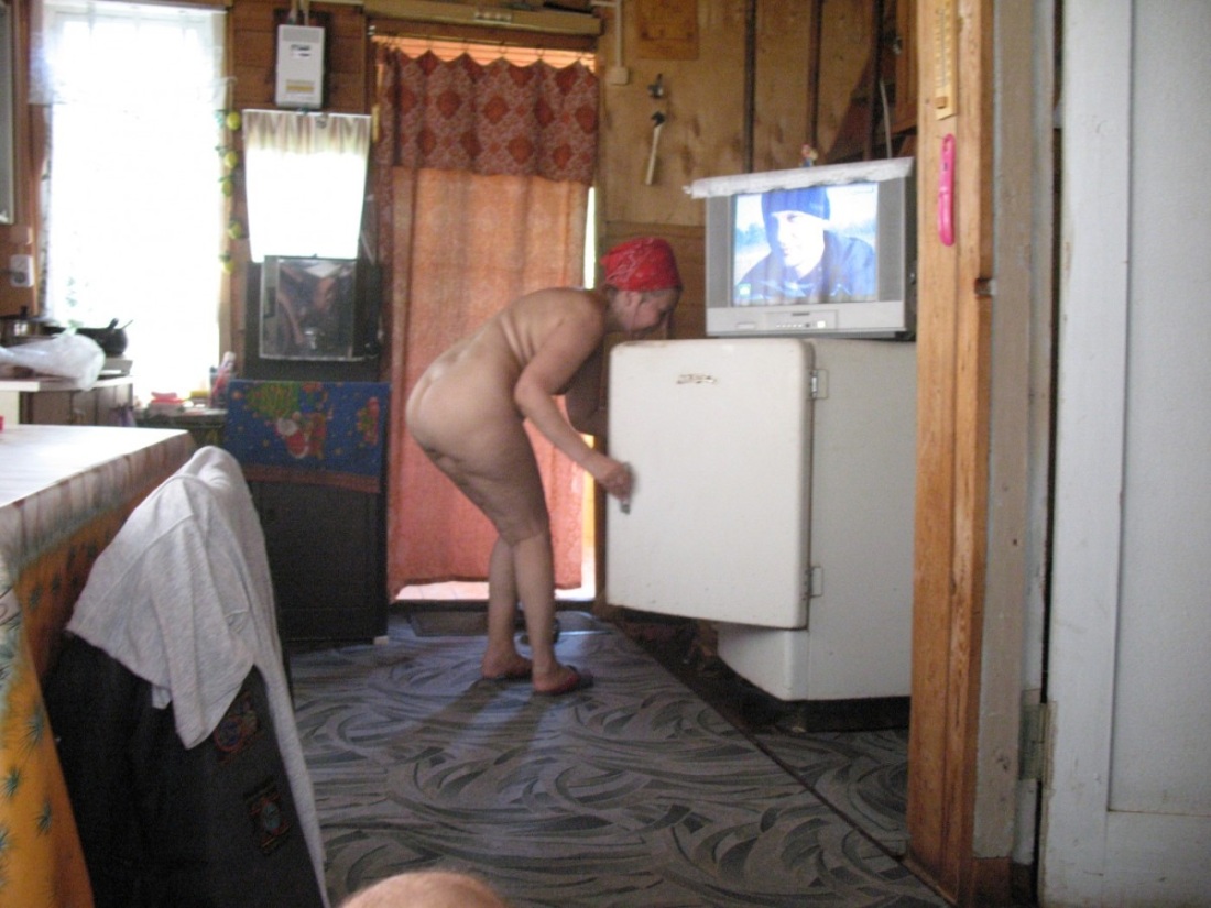 Голые женщины моются в тазике