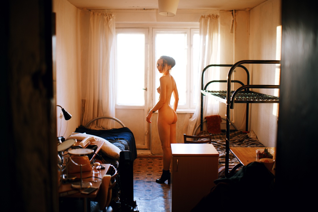 Девушки голышом в необычных местах