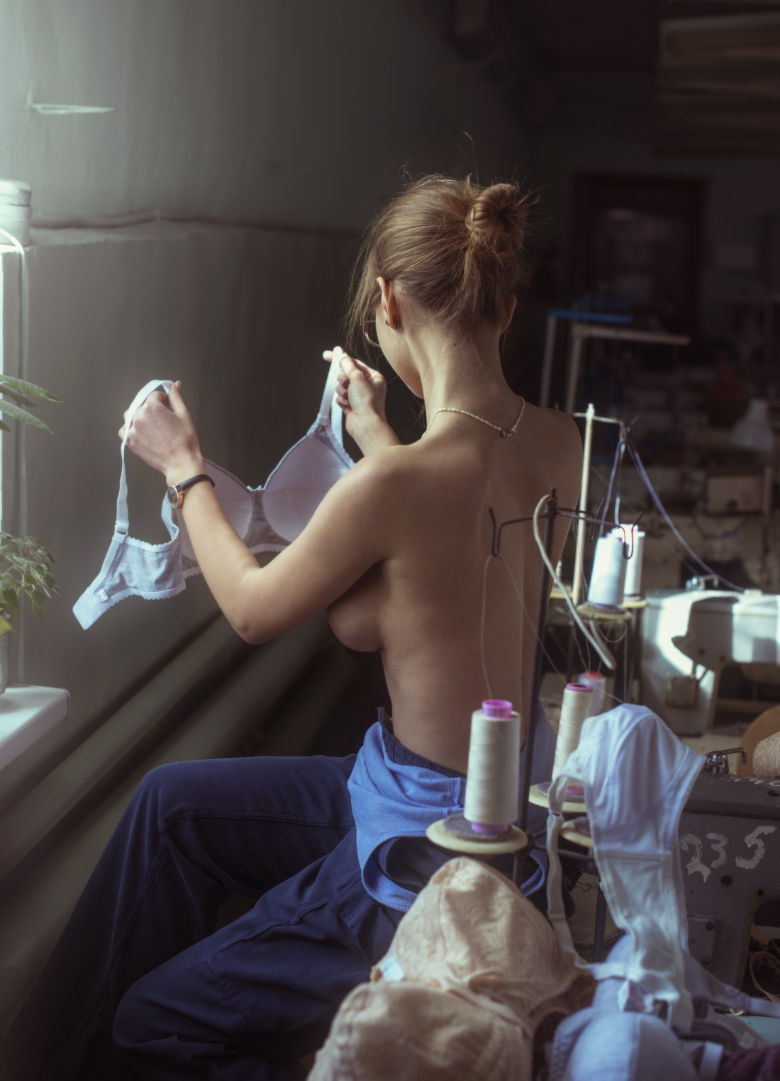 Женщина подмывается в тазике