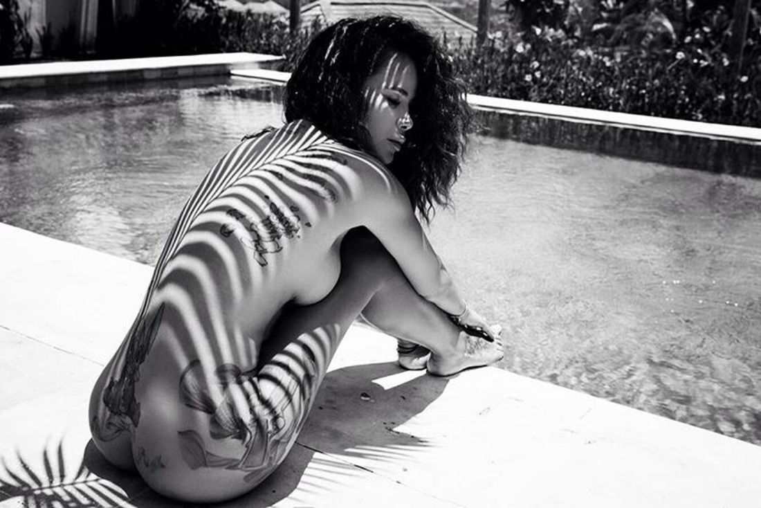 Голая Айза из сериала Патриот