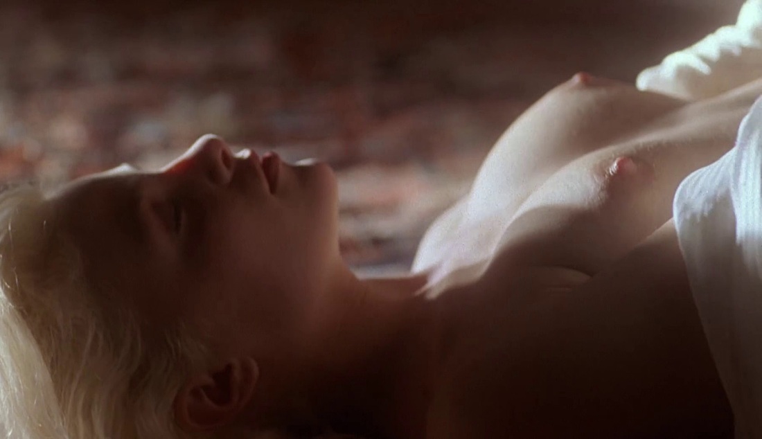 Шерилин Фенн в фильме слияние двух лун эро