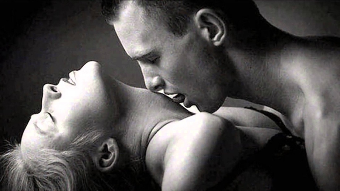 Страстный поцелуй голые