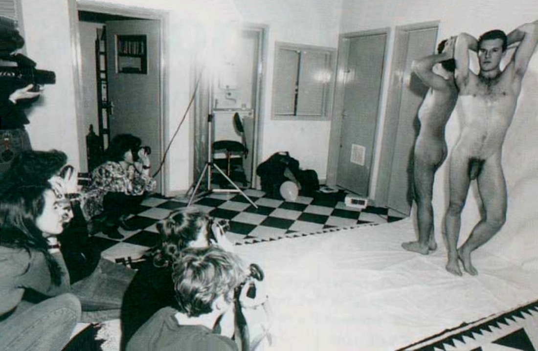 Мужчины голышом в воде