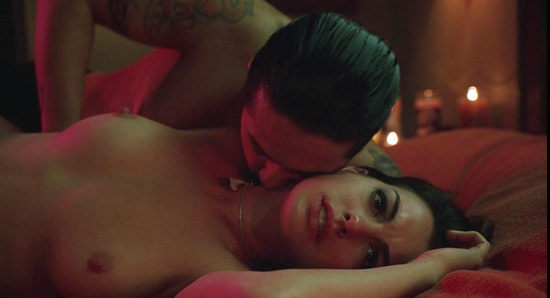 Голая грудь Энн Хэтуэй