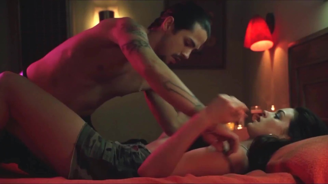 Энн Хэтэуэй голая в фильме