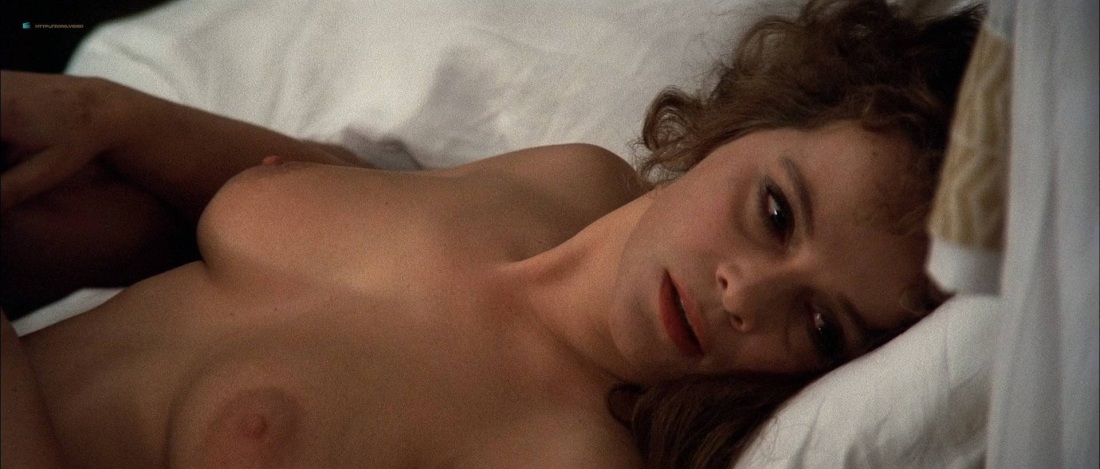 Брюнетка с огромной грудью голая в пене