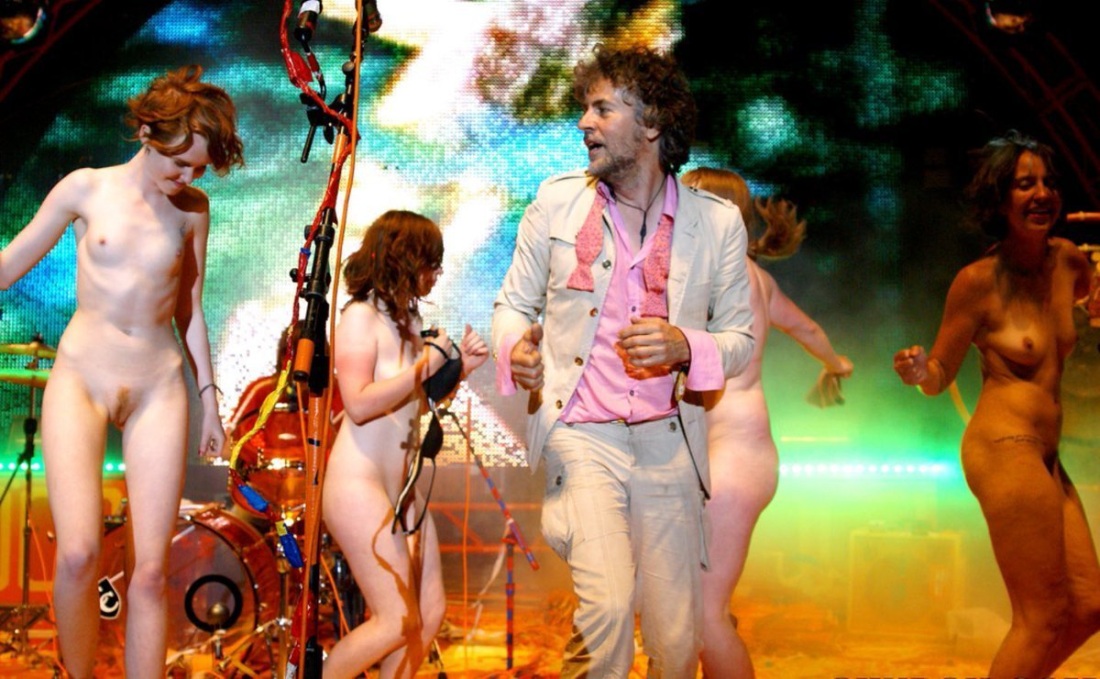 Обнажение актрис на сцене