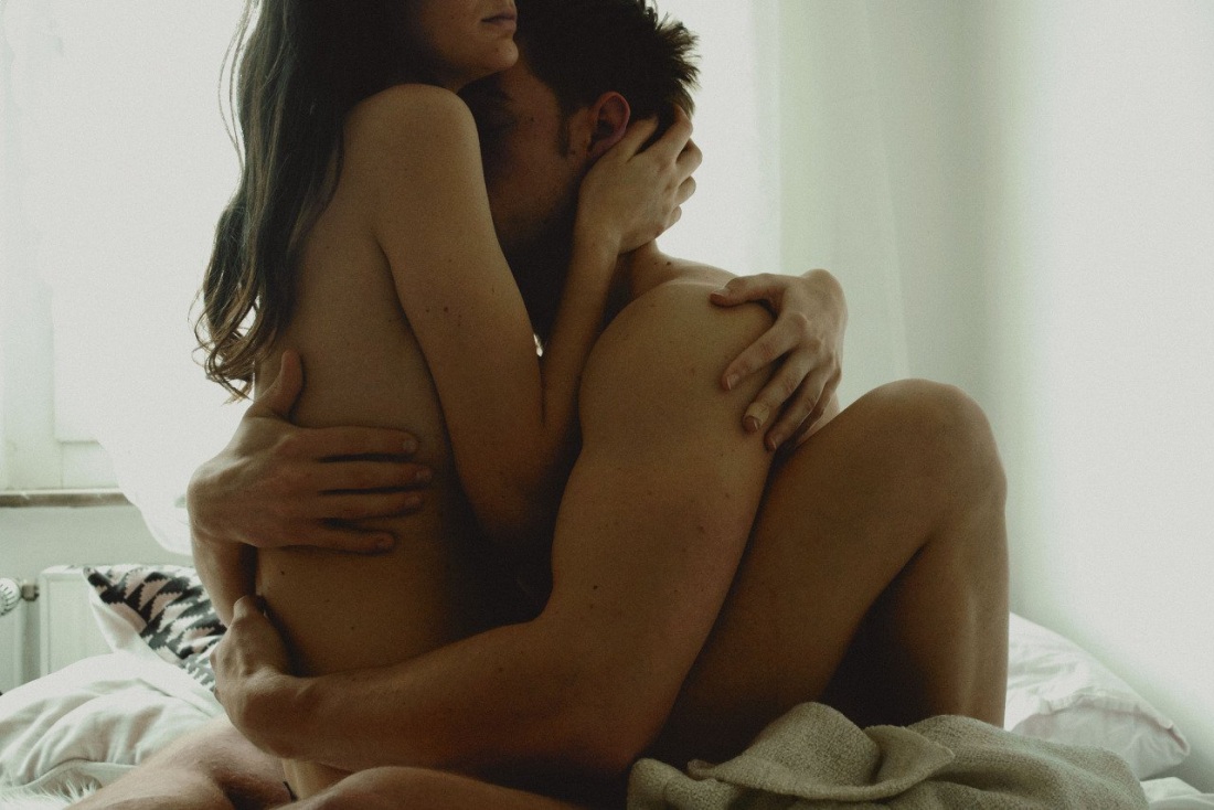 Голые обнимаются в кровати