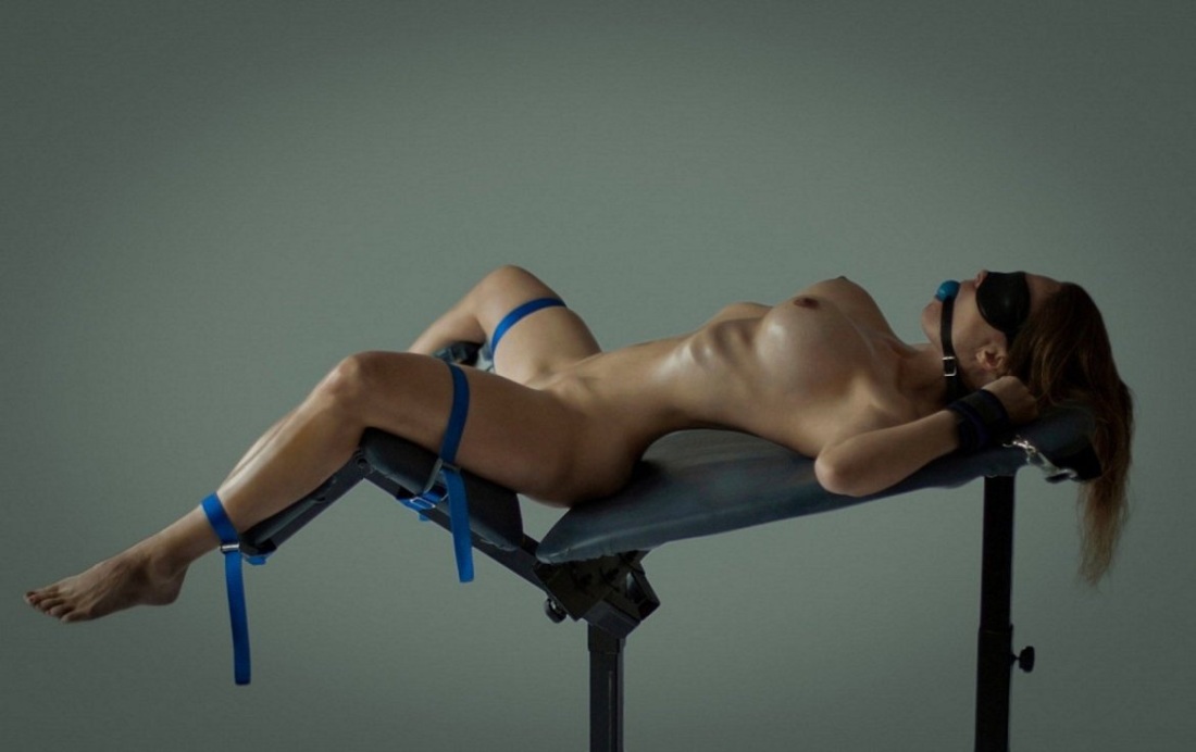 Связанные голые женщины