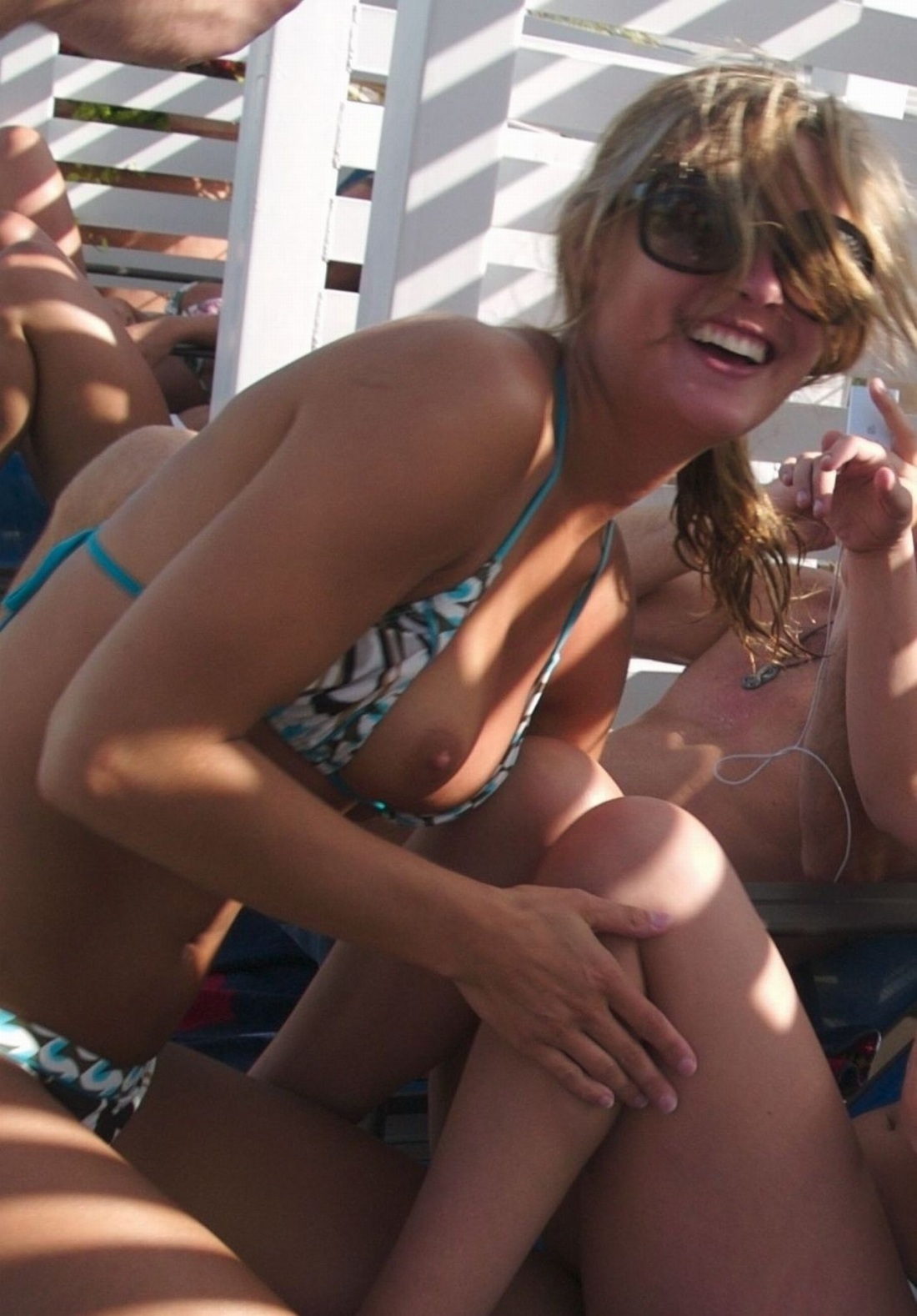 Сиськи случайно выпали пляж