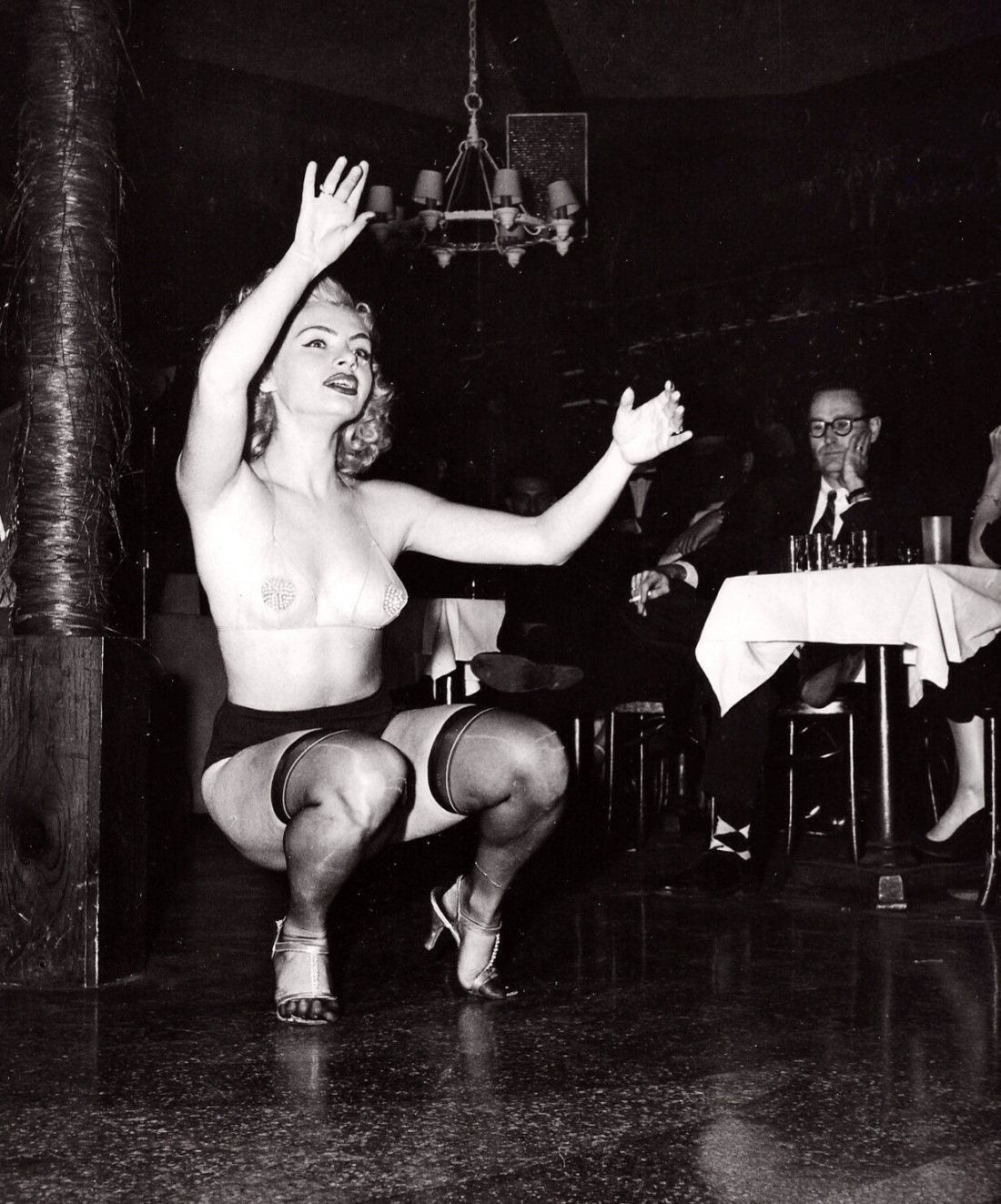 Театральные постановки в стиле ню