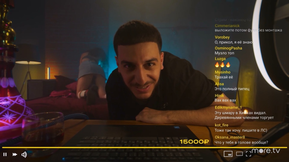 Виктория Буцких красные браслеты