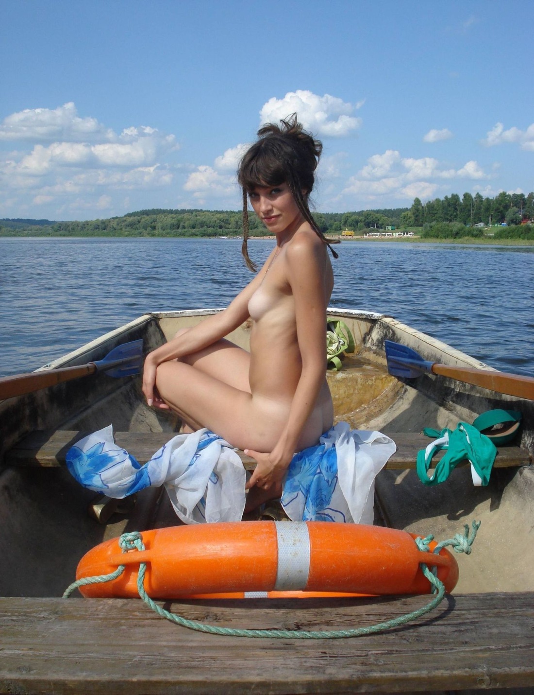 Голая жена в лодке частное