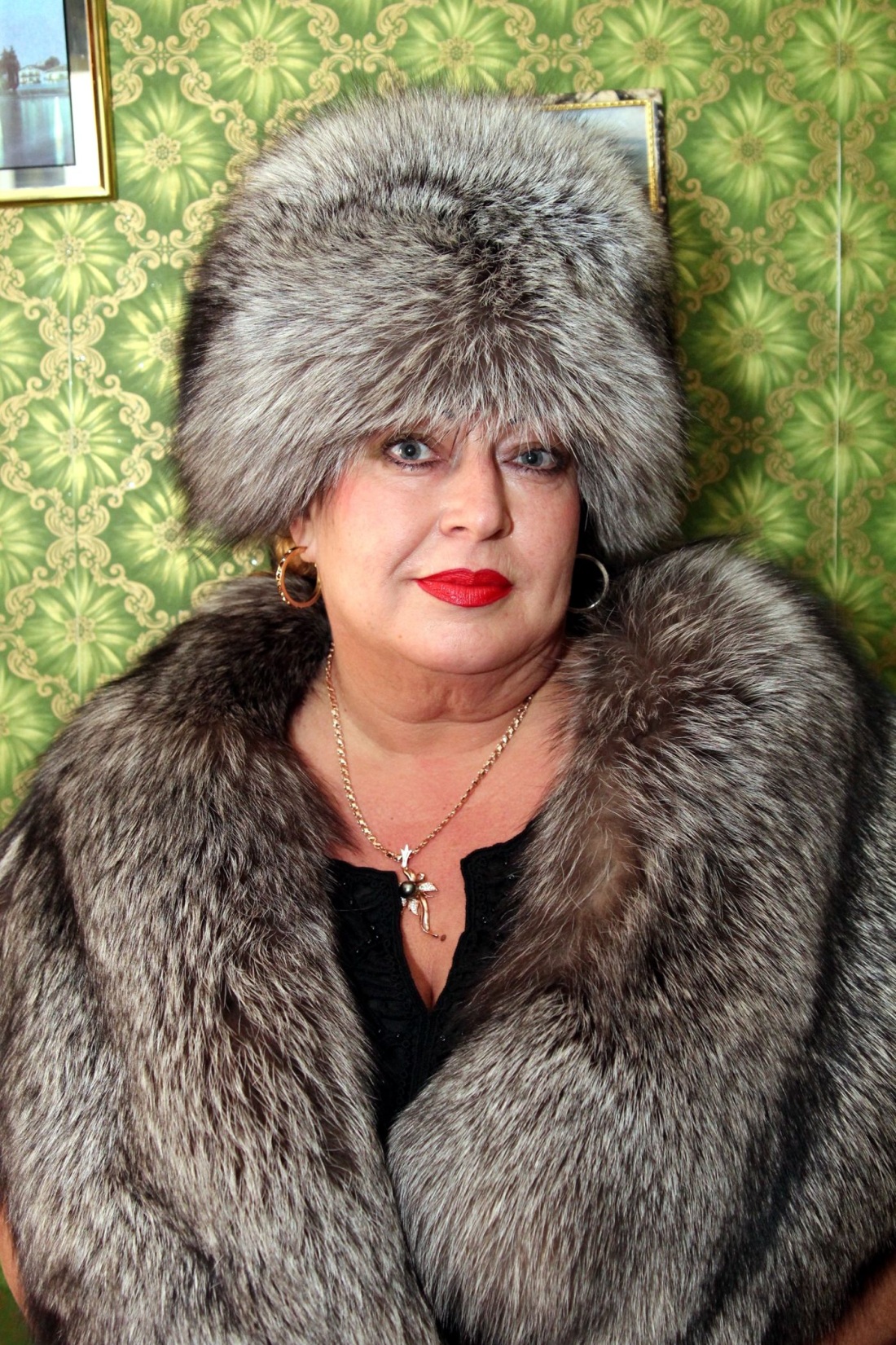 Пожилые женщины в сапожках