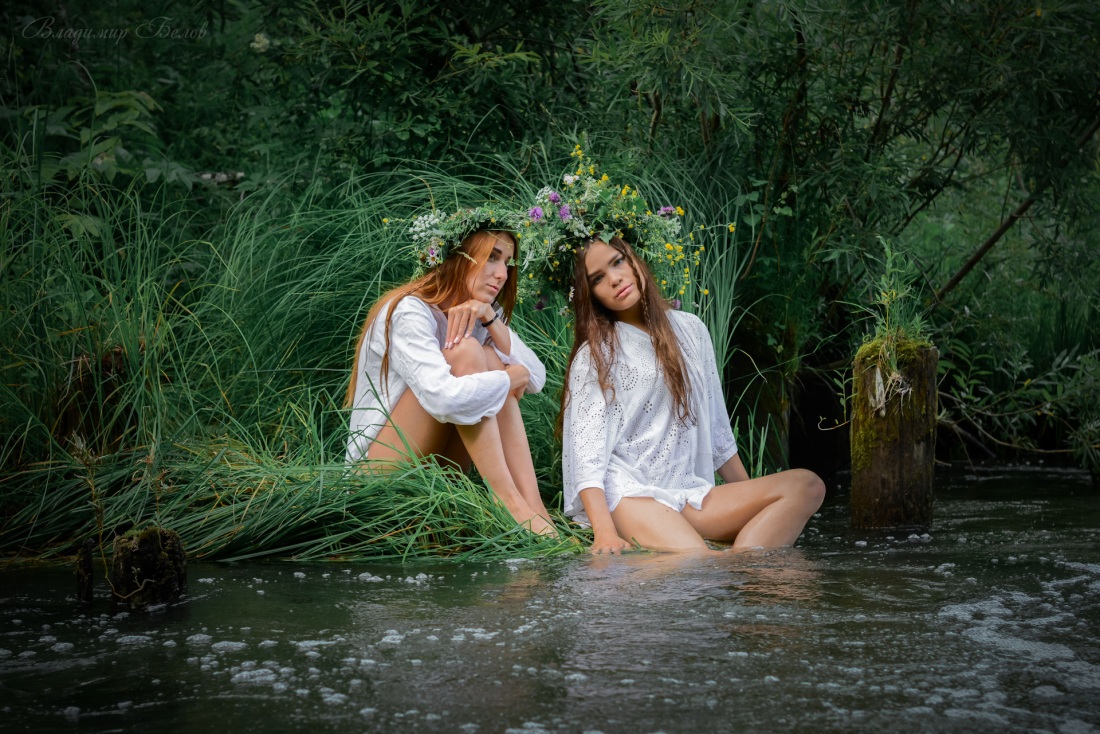 Голые женщины в лесу у костра