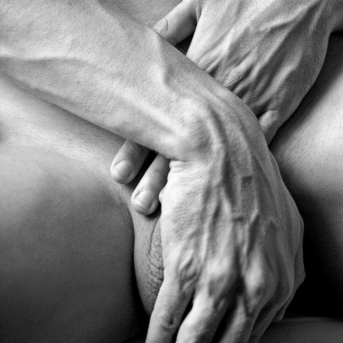 Мужчина ласкает девушку