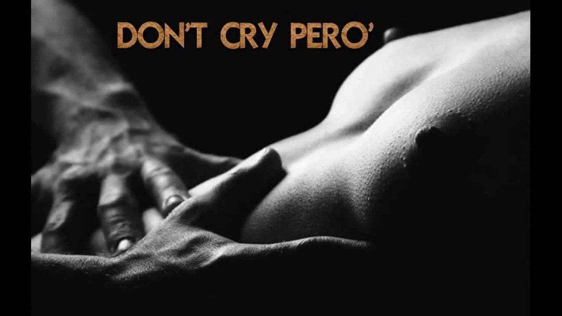 Девушка ласкает девушку