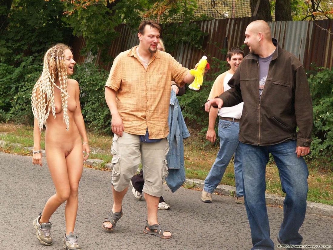 Женщины раздеваются перед му