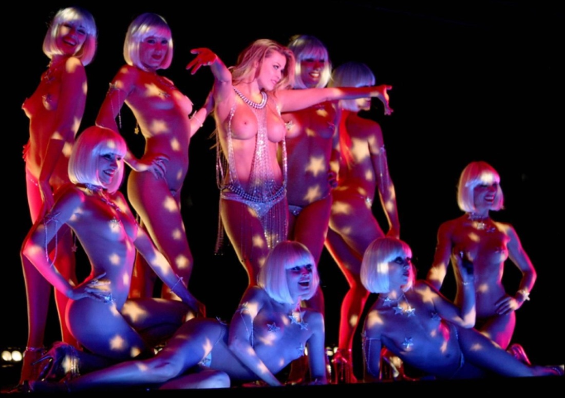 Голые женщины в стрип клубе