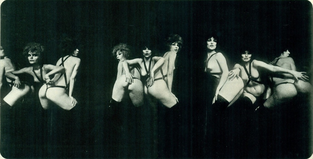 Голые танцовщицы на сцене