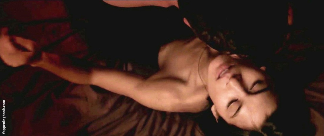 Постельные актриса Элоди Юнг