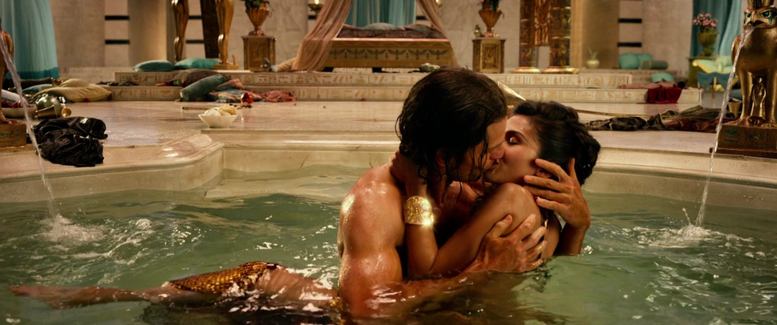 Элоди Юнг голая рисунок