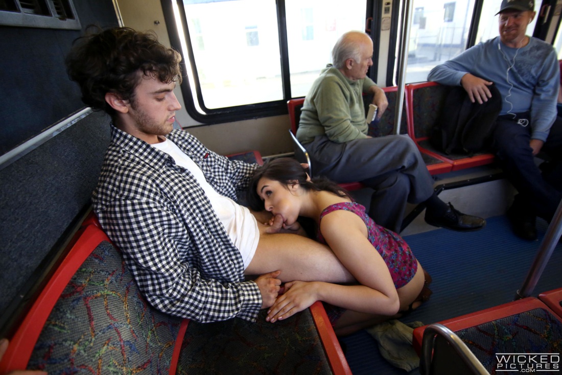 Девушки без трусиков в транспорте