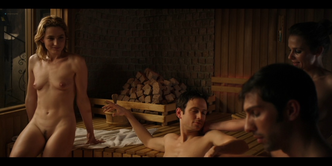 Голая женщина парится в бане