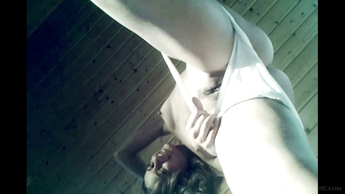 Девушка без трусов перед зеркалом