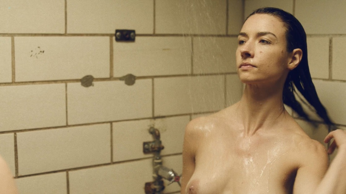 Янси Батлер без трусов