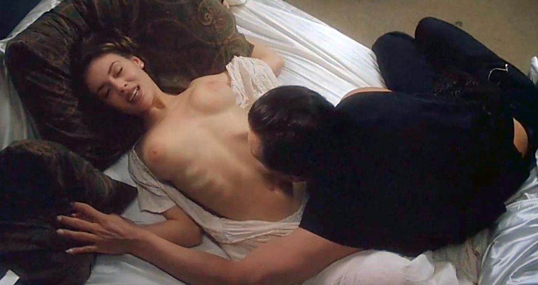 Alyssa Milano Sows us how Altoids and oral sex