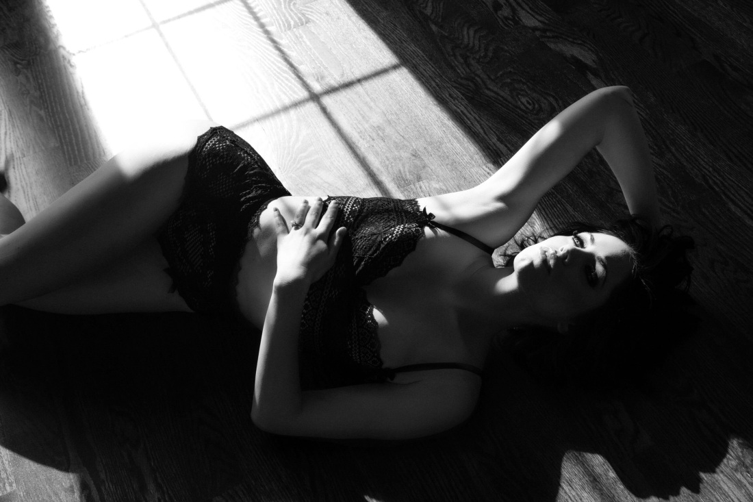 Голые красотки в полутьме