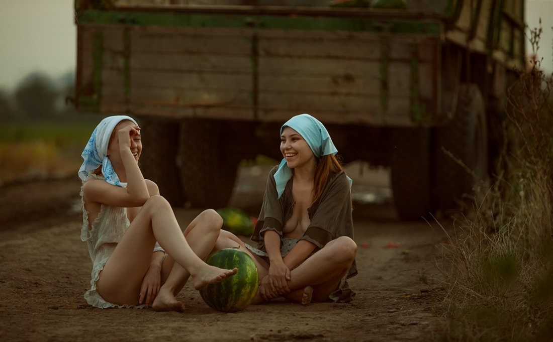 Голые женщины в платочках