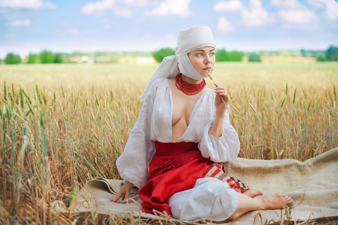 Голые женщины в платочках