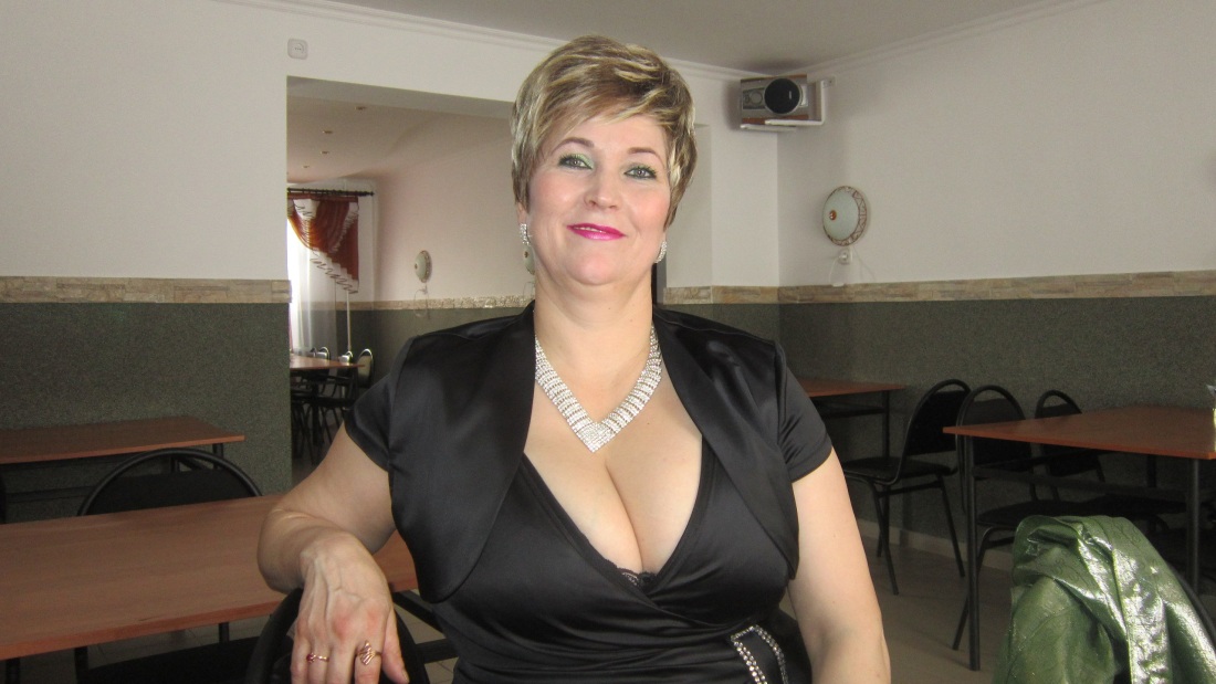 Женщина в возрасте декольте