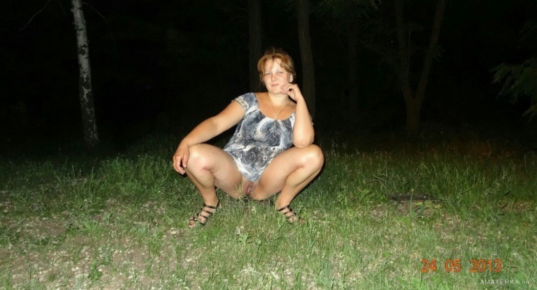 Взрослые дамы на природе без трусов