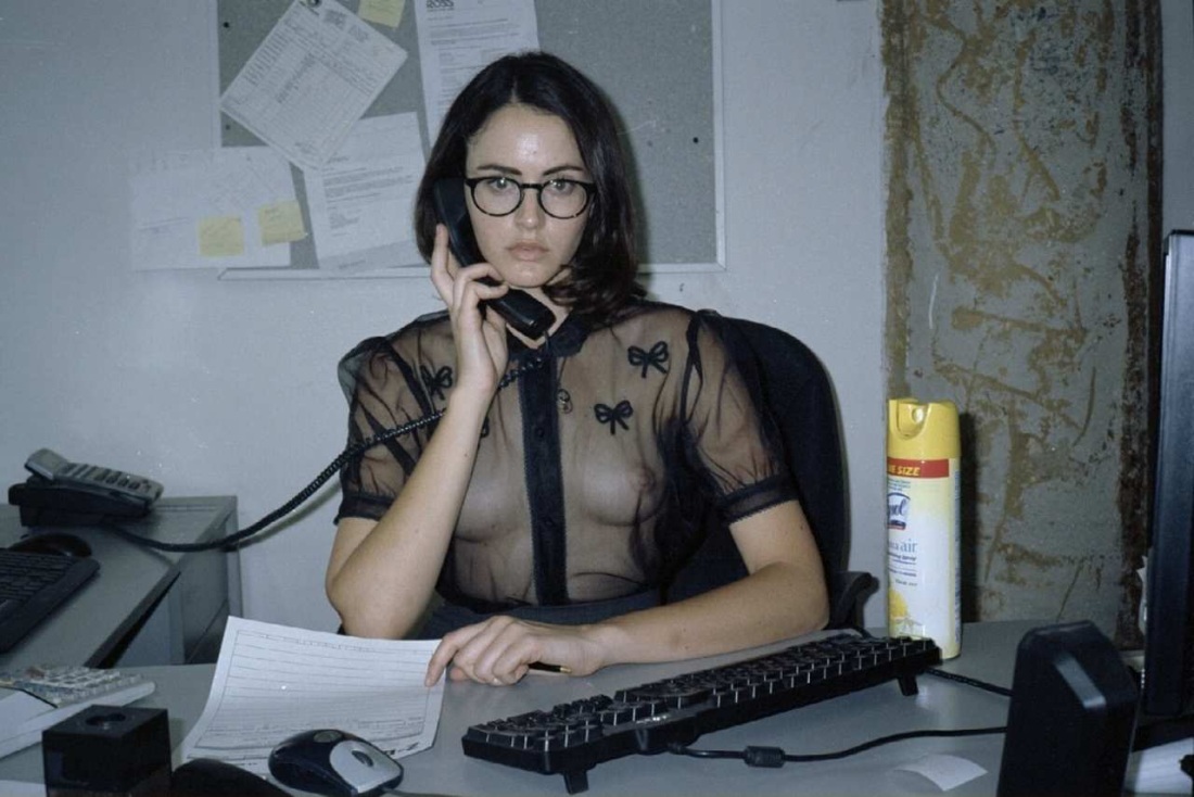 Разделась на рабочем месте