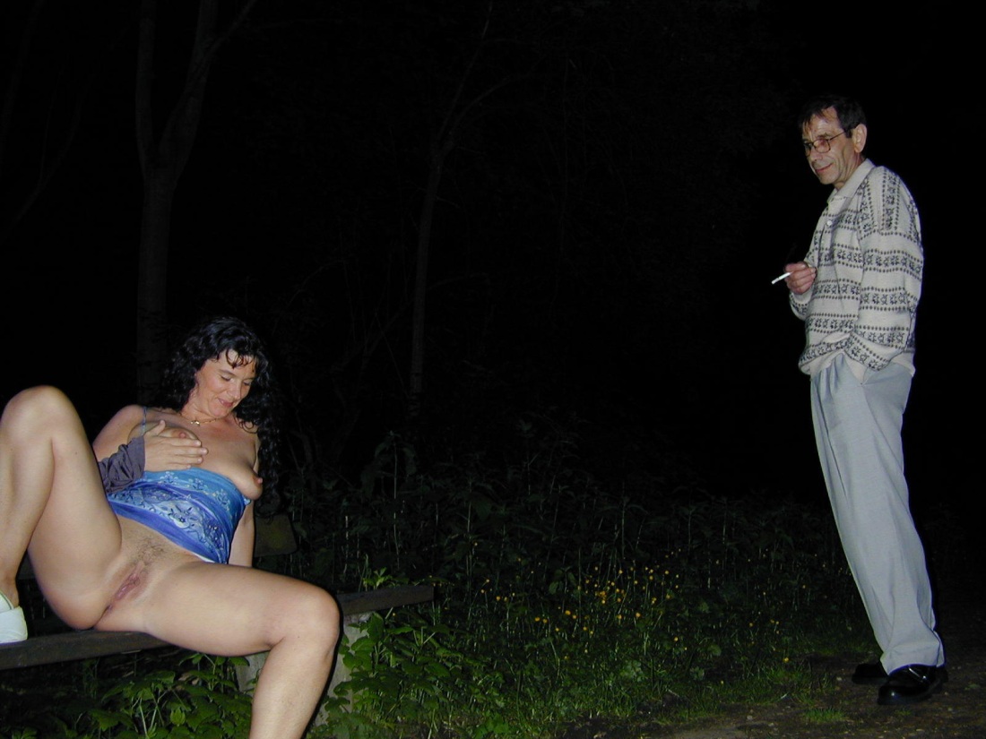 Голая зрелая на улице ночью