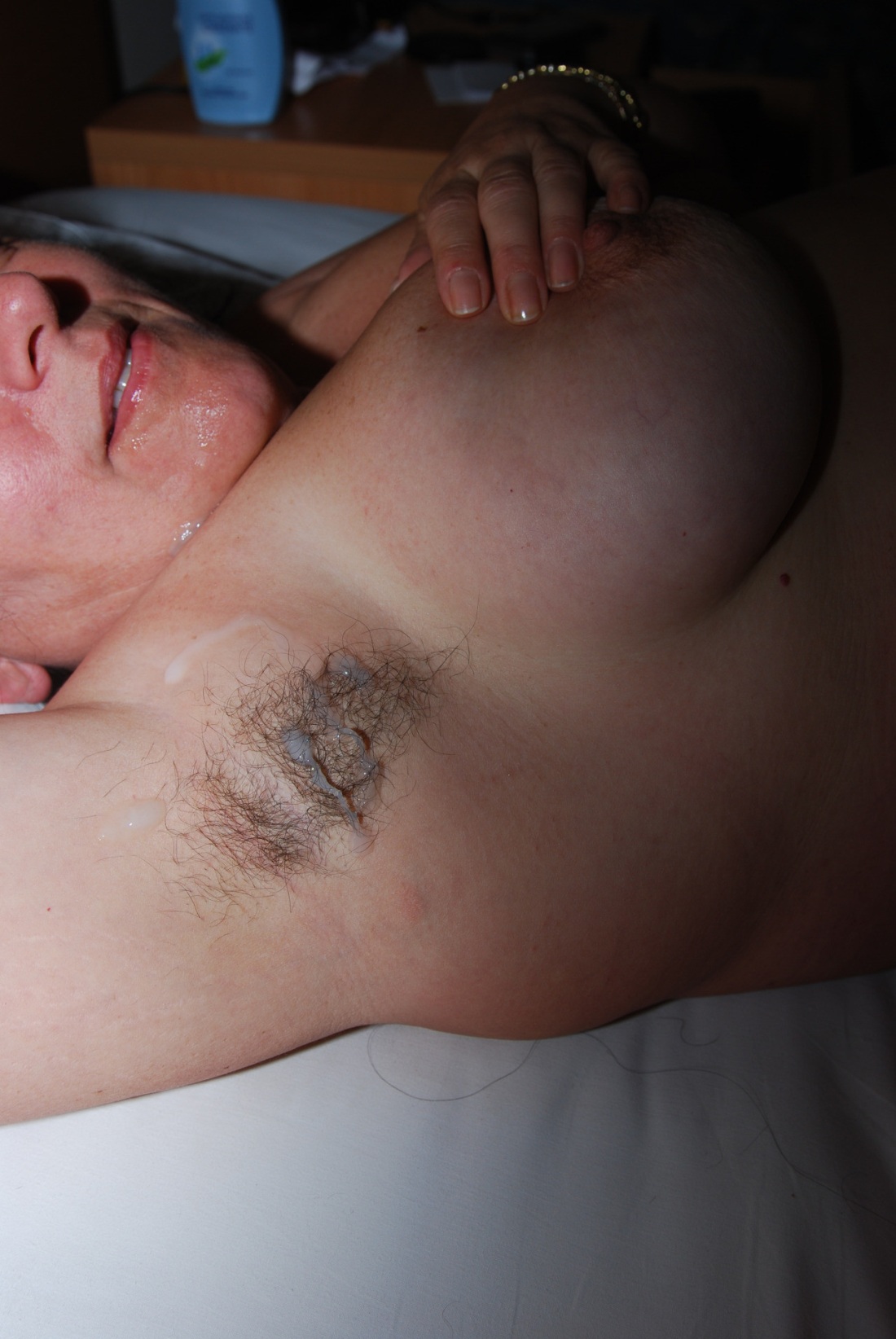 Кончил на волосатую подмышку