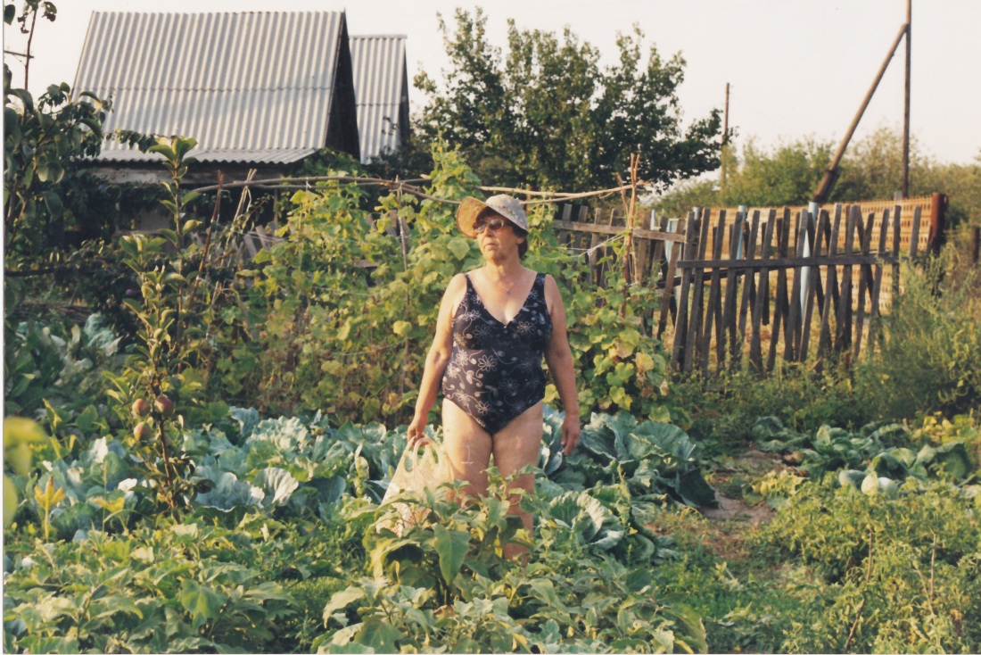 Женщина в огороде