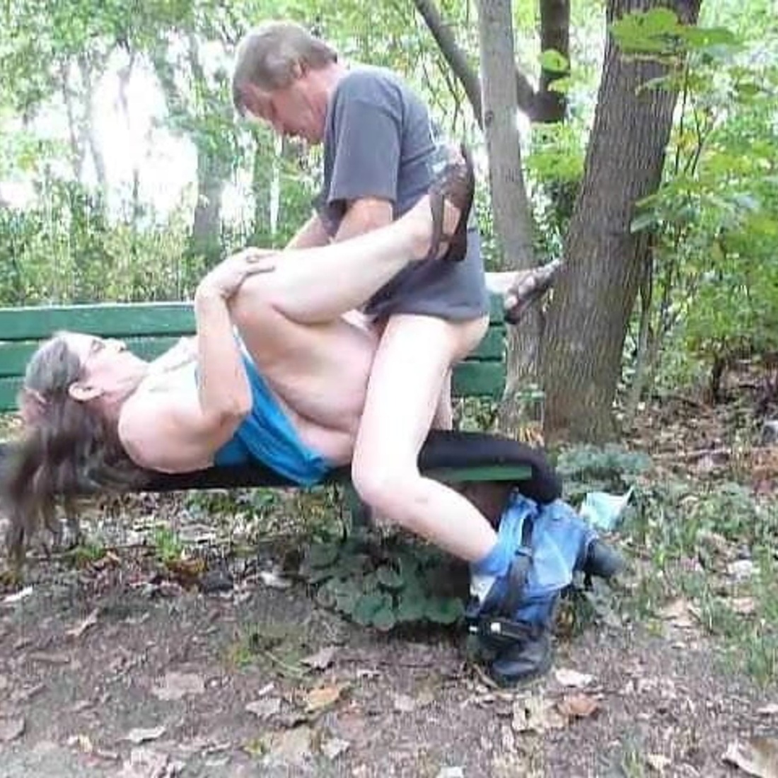 Девушка отсасывает на природе