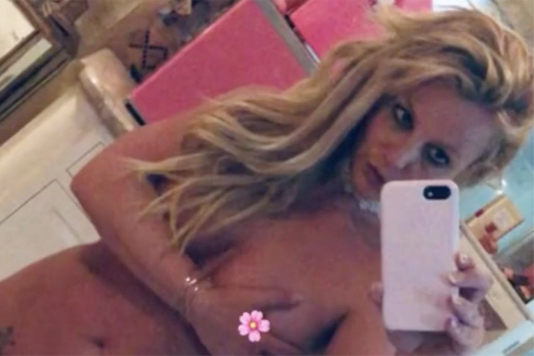 Бритни Спирс без трусов из машины