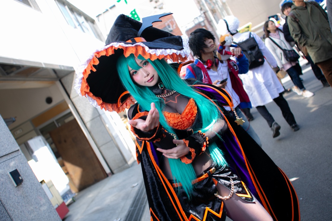 Японские косплейщицы голые на публике